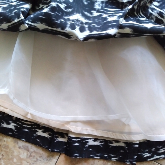 J Crew Black White Abstract print pleated skirt, size 4 - Picture 5 of 9